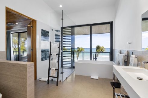 Master Suite Ensuite Master Bathroom Huge Walk-in Closet Business Office Two Balconies