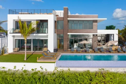 mansión de renta en Harbour Island La Palmeraie Modern House, una mansión de renta frente al mar con 9 suites en las Bahamas y con acceso directo a la playa.
